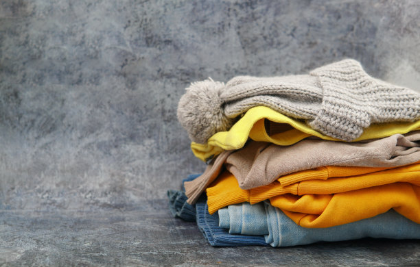 一堆秋天暖色调的衣服。帽子图片下载