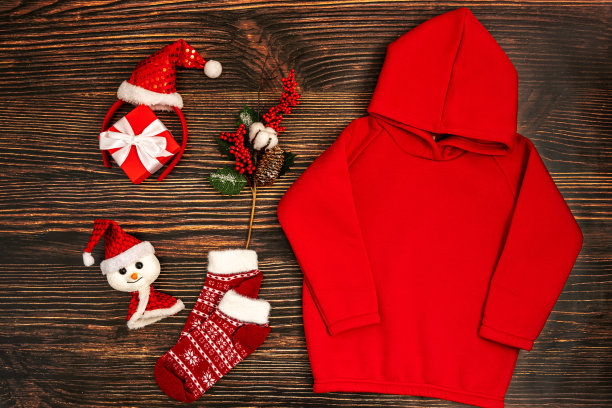 带兜帽的红色运动衫模型模板。图片下载