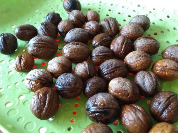 核桃放在洗水果的盘子上图片下载