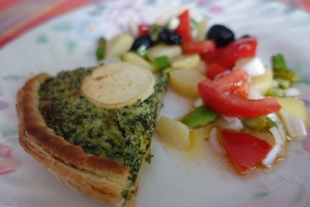 菠菜羊奶酪乳蛋饼调味蔬菜和煮土豆图片下载