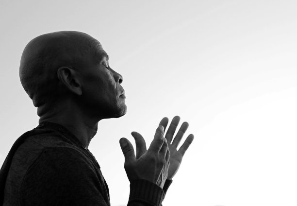 男人用手祈祷的照片图片下载