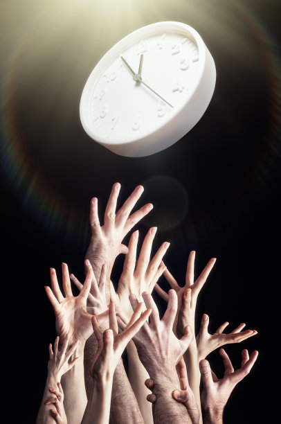 时间管理。一群人被灯光和上面的钟吸引。手的特写镜头。黑色背景。垂直的。贸易、销售和经营的概念图片下载