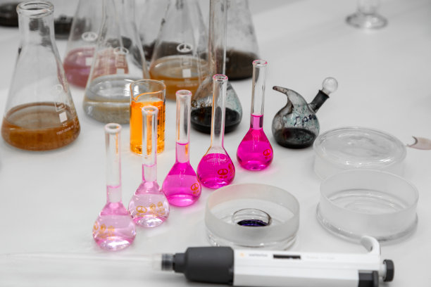 实验室材料与彩色液体在逼真的玻璃罐组成图片下载