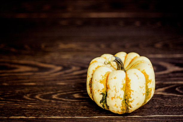 木块上美丽的秋天南瓜的特写图片下载