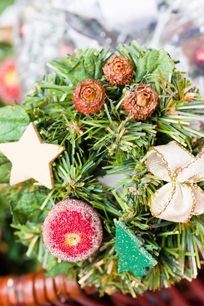 人造冬季圣诞花布置图片下载