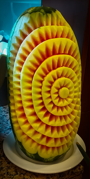 自助餐上摆放着雕花瓜作装饰图片下载