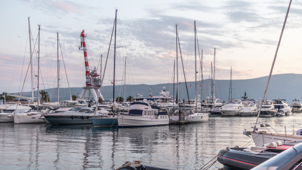 船坞里的游艇。夏天的时间。在海上度假股票照片图片下载