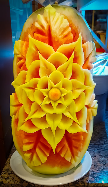 自助餐上摆放着雕花瓜作装饰图片下载
