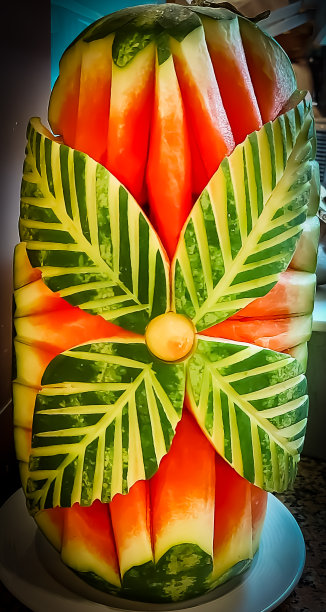 自助餐上摆放着雕花瓜作装饰图片下载