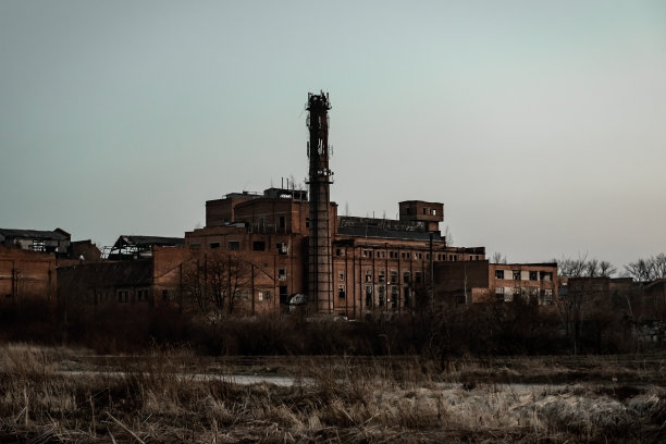 废弃的可怕的老工厂图片下载