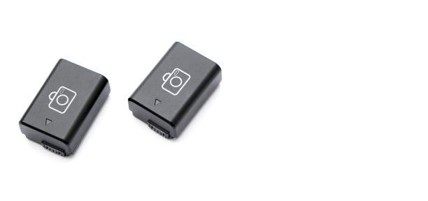 白色背景下的可充电相机电池图片下载