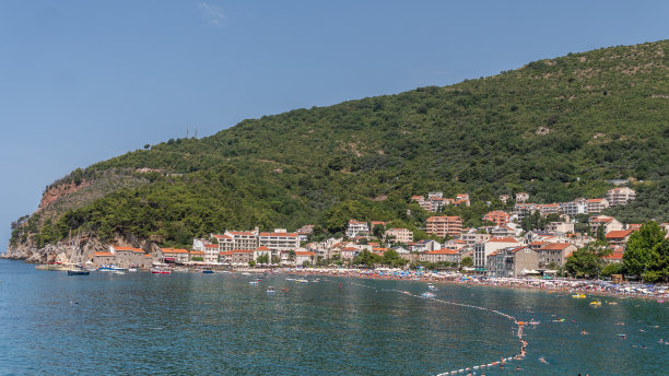 黑山的彼得罗瓦茨港口，有船和美丽的海滩。库存图片图片下载
