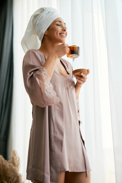 下面是快乐的女人在家中品茶观景。图片下载