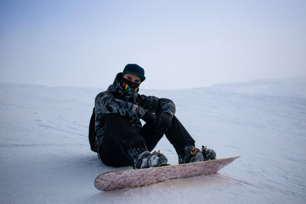 在滑雪坡道上滑雪的人图片下载