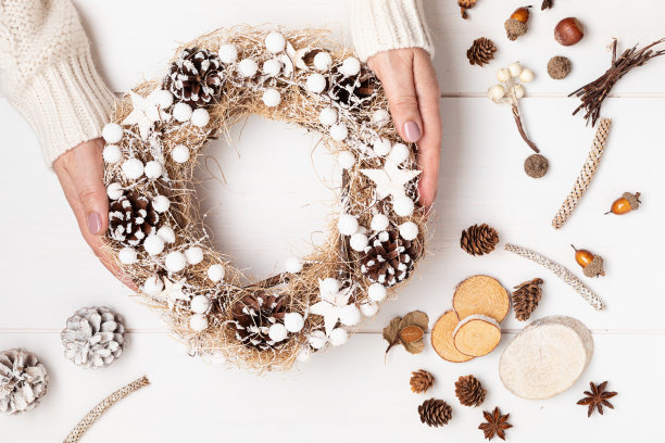 用自然元素制作的传统手工diy圣诞花环的俯视图图片下载