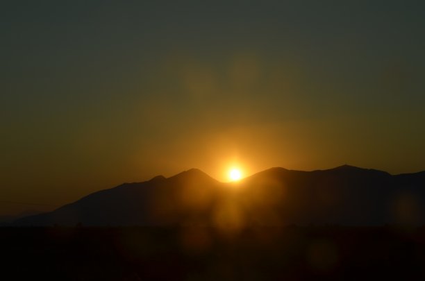 戏剧性的日落天空与山脉图片下载