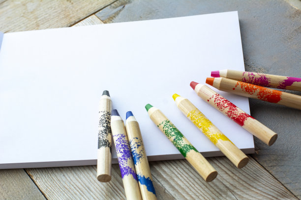 彩色铅笔放在笔记本上。孩子们的铅笔图片下载