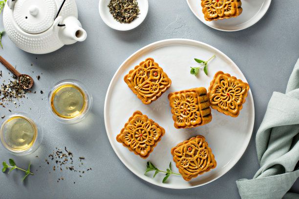 中秋节吃月饼图片下载