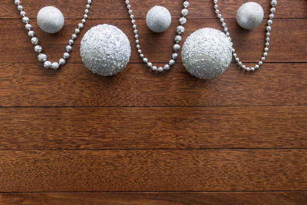 木制背景上有银链和球的圣诞作文图片下载