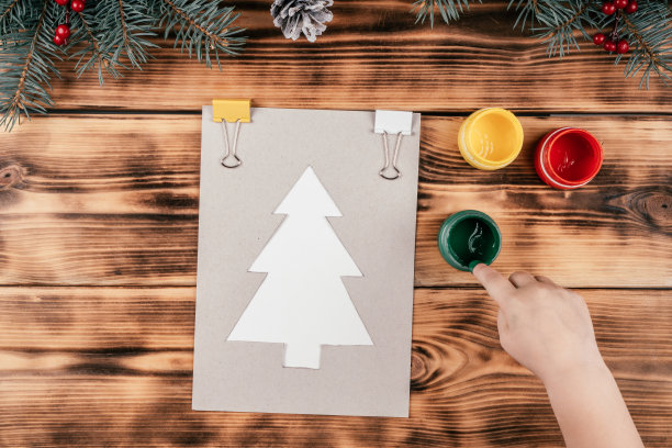 一步一步用儿童指纹制作贺卡圣诞树教程。第五步:手指蘸上绿色颜料图片下载