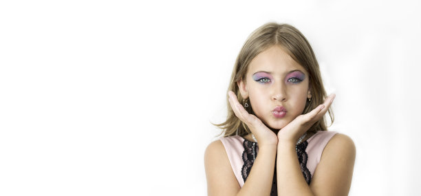 可爱的女孩化妆送一个吻在白色的背景图片下载