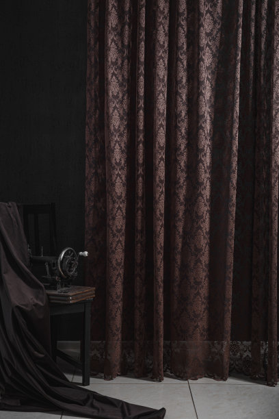 一个漂亮的有钩的窗帘。黑暗的背景。图片下载