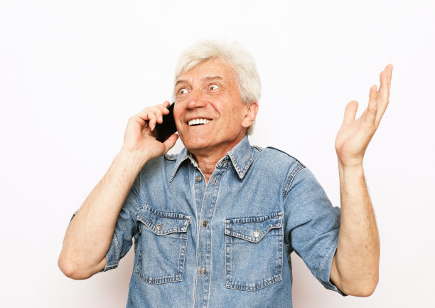 一位上了年纪的人打来电话，他很高兴。好消息图片下载