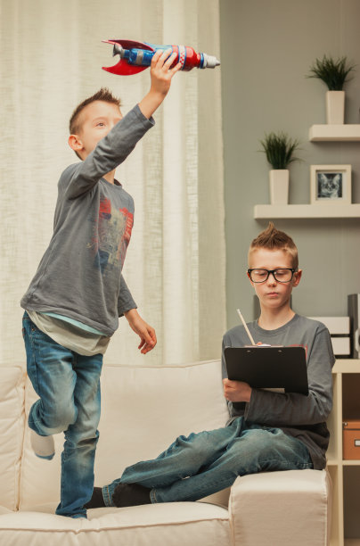 快乐的小男孩在玩他的玩具火箭图片下载