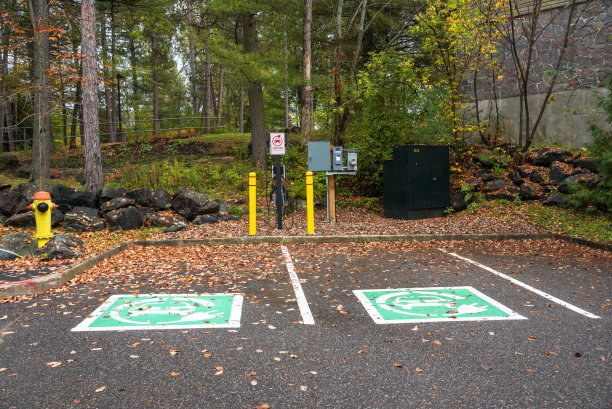 公园里空的电动汽车充电站图片下载