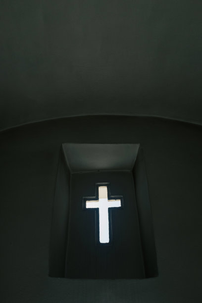 教堂里的十字架上闪耀着光芒图片下载