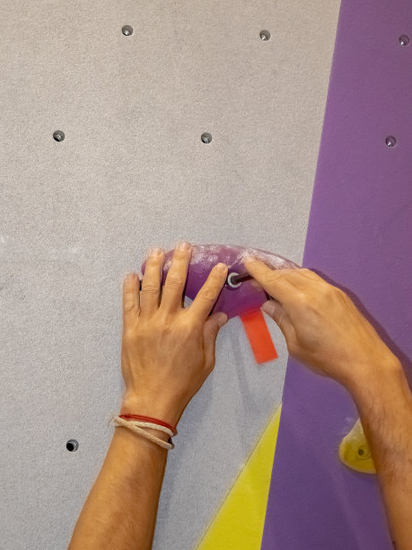 室内攀爬点设在攀爬墙上图片下载