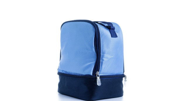 蓝色的包。野营冷藏箱，白色背景上的冷午餐冷藏箱。蓝色旅行袋，野餐。图片下载