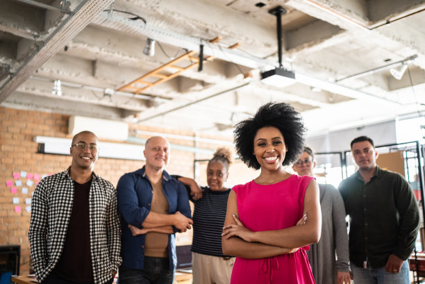 一位年轻的女商人和她的团队在工作图片下载