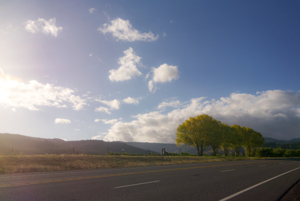 胡德河农场美国俄勒冈州35路早晨阳光秋天图片下载