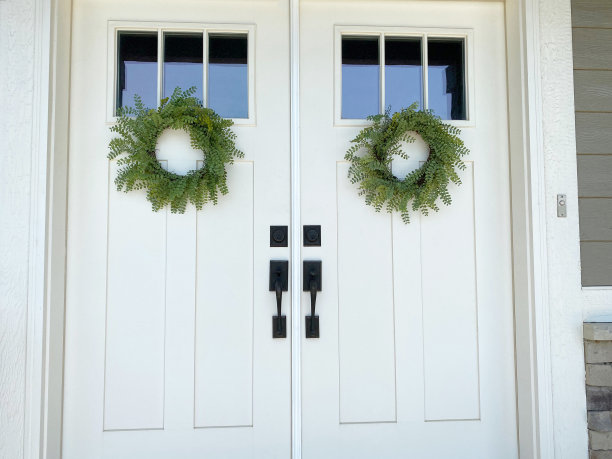 带花环的白色门图片下载