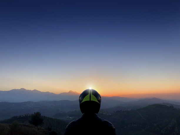 骑摩托车的人凝视着日落图片下载