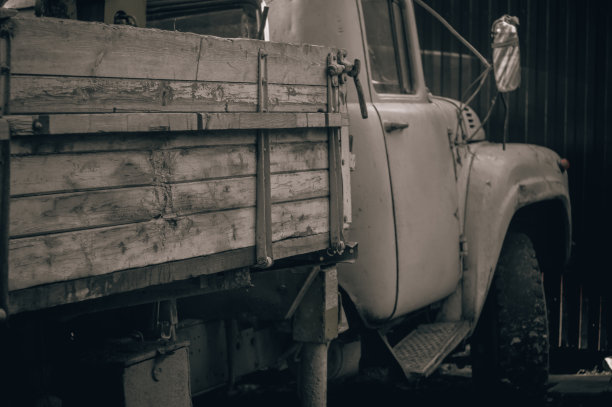 村里的复古卡车。废弃的旧卡车，车身是木质的。村庄的技术。单色。选择聚焦、谷物图片下载