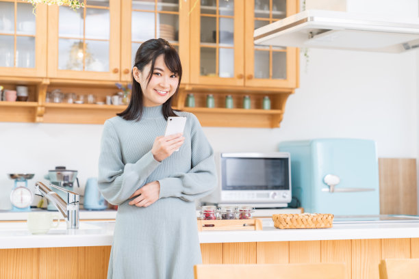 漂亮的亚洲女人用智能手机图片下载