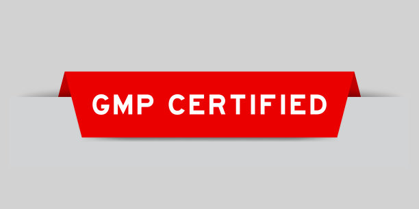 灰色背景的红色插入标签上的GMP(良好生产规范的缩写)认证图片下载