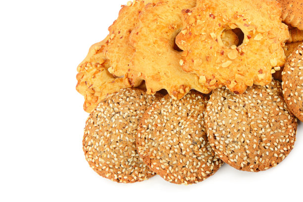 各种各样的饼干与芝麻，核桃和蓝莓孤立在一个白色的背景。为文本腾出空间。图片下载