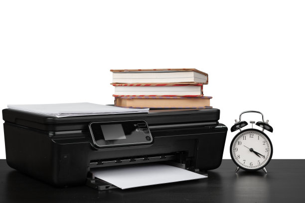 白色的背景上放着打印机和书籍的工作台图片下载