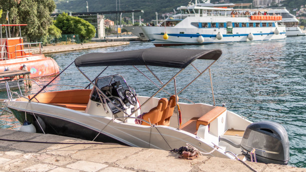 在黑山的科托老城区俯瞰科托湾和山脉。库存图片图片下载