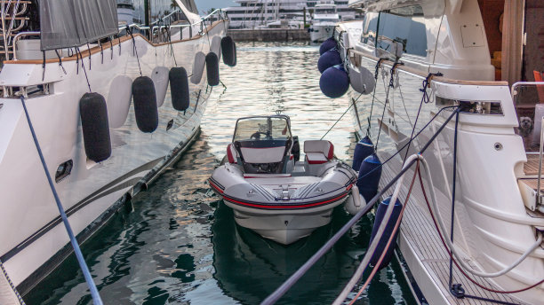 停泊在码头的豪华游艇。库存图片图片下载