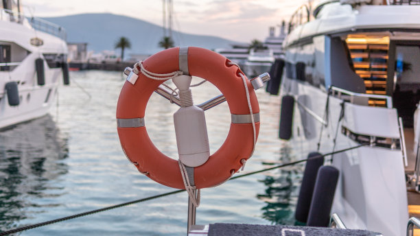 游艇码头上的救生圈。红圈船坞股票照片股票照片图片下载