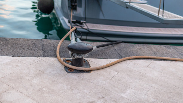 蒂瓦特，黑山-一艘豪华帆船停泊在波尔图黑山玛丽娜度假村股票照片图片下载