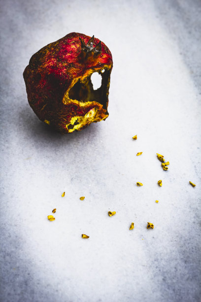 腐烂的红色水果在白色的背景上图片下载