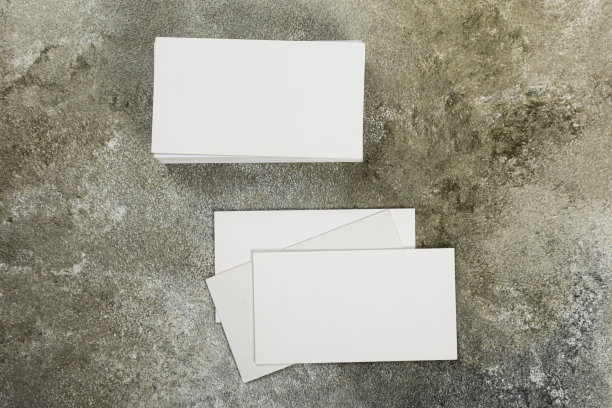 石桌上一叠空白名片的照片。身份证模板。图片下载