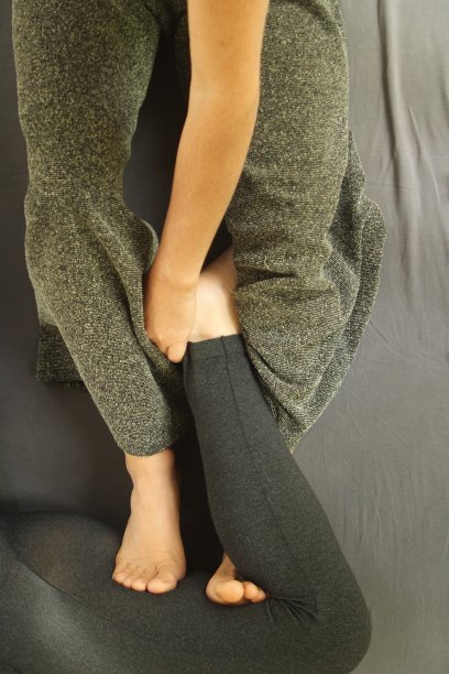 一个女人为另一个女人做足部按摩图片下载