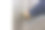 男人的手打开了门把手后面的灰色经典门。图片下载