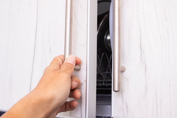 手打开一个白色的橱柜图片下载